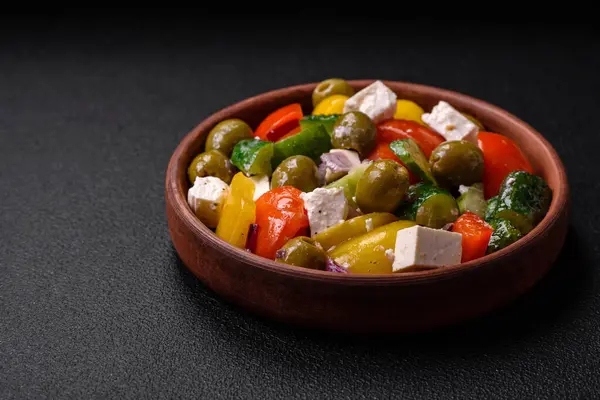 Deliciosa Ensalada Griega Fresca Jugosa Con Queso Feta Aceitunas Tomates —  Fotos de Stock