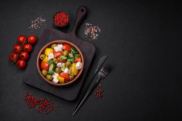 Deliciosa Salada Grega Fresca Suculenta Com Queijo Feta Azeitonas Tomates — Fotografia de Stock