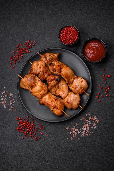 Lezzetli taze tavuk ya da şiş kebap üzerine tuzlu ve baharatlı koyu beton arka plan.