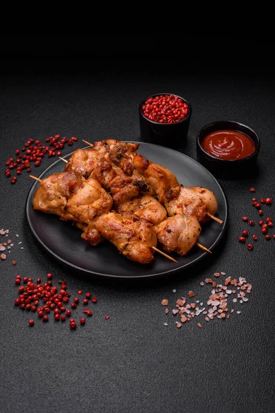Lezzetli taze tavuk ya da şiş kebap üzerine tuzlu ve baharatlı koyu beton arka plan.
