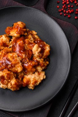 Lezzetli, sulu ızgara tavuk eti. Tuz, baharat ve çimento kaplı arka planda otlarla birlikte.