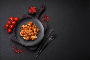 Lezzetli, sulu ızgara tavuk eti. Tuz, baharat ve çimento kaplı arka planda otlarla birlikte.