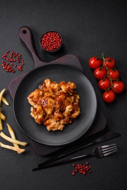 Lezzetli, sulu ızgara tavuk eti. Tuz, baharat ve çimento kaplı arka planda otlarla birlikte.