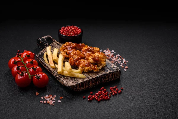 Delicious Juicy Grilled Chicken Meat Bites Salt Spices Herbs Dark — Stock Photo, Image