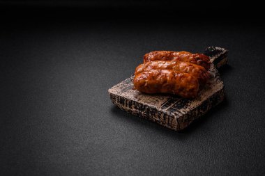 Tuzlu, baharatlı ve çimento kaplı lezzetli ızgara sosisler.