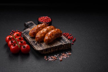 Tuzlu, baharatlı ve çimento kaplı lezzetli ızgara sosisler.