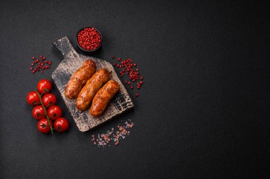 Tuzlu, baharatlı ve çimento kaplı lezzetli ızgara sosisler.