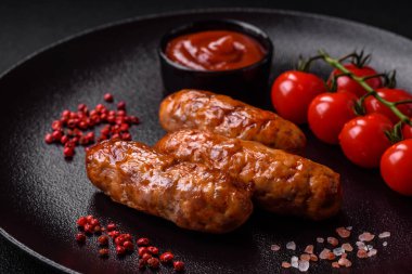 Tuzlu, baharatlı ve çimento kaplı lezzetli ızgara sosisler.