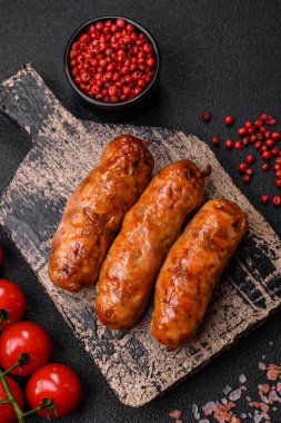 Tuzlu, baharatlı ve çimento kaplı lezzetli ızgara sosisler.