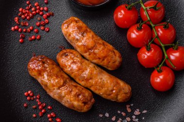 Tuzlu, baharatlı ve çimento kaplı lezzetli ızgara sosisler.