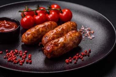 Tuzlu, baharatlı ve çimento kaplı lezzetli ızgara sosisler.