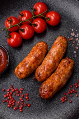 Tuzlu, baharatlı ve çimento kaplı lezzetli ızgara sosisler.