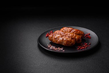 Tuzlu, baharatlı ve çimento kaplı lezzetli ızgara sosisler.