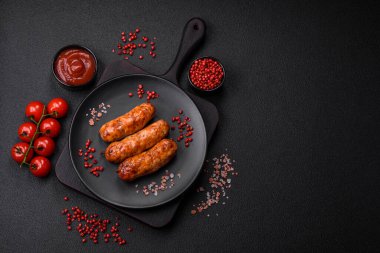 Tuzlu, baharatlı ve çimento kaplı lezzetli ızgara sosisler.