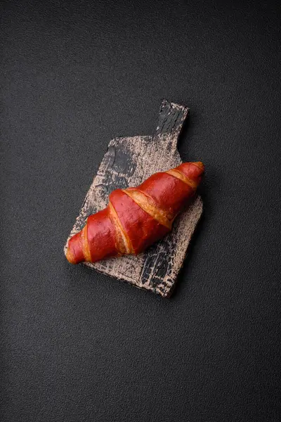 Delizioso Dolce Croccante Croissant Rosso Con Crema Riempimento Sfondo Cemento — Foto Stock
