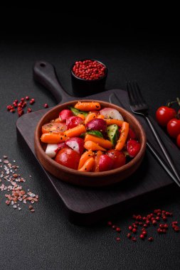 Turplu, domatesli, havuçlu, salatalıklı, baharatlı ve otlu lezzetli taze salata.