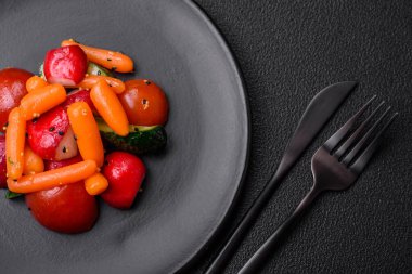 Turplu, domatesli, havuçlu, salatalıklı, baharatlı ve otlu lezzetli taze salata.