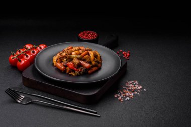 Sebze karışımı mısır, havuç, biber, brokoli, teriyaki soslu soğan koyu beton arka planda seramik bir tabakta