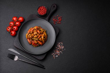 Sebze karışımı mısır, havuç, biber, brokoli, teriyaki soslu soğan koyu beton arka planda seramik bir tabakta