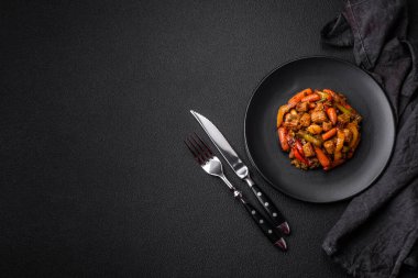 Sebze karışımı mısır, havuç, biber, brokoli, teriyaki soslu soğan koyu beton arka planda seramik bir tabakta