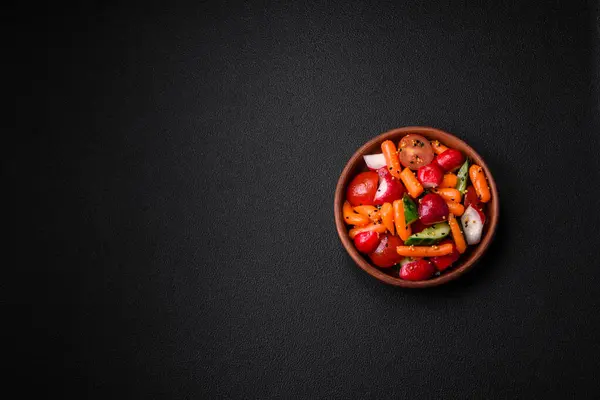 Turplu Domatesli Havuçlu Salatalıklı Baharatlı Otlu Lezzetli Taze Salata — Stok fotoğraf