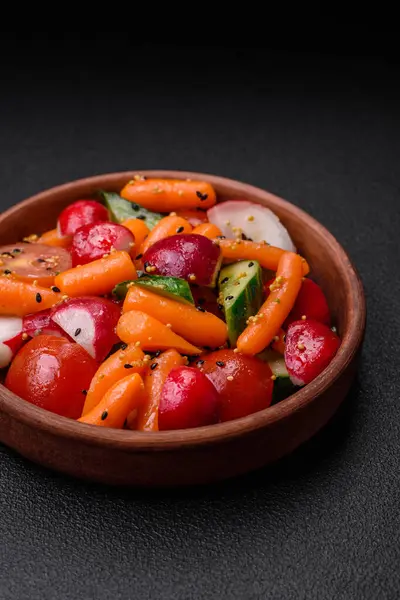 Deliciosa Ensalada Jugosa Fresca Con Rábanos Tomates Zanahorias Pepino Especias — Foto de Stock