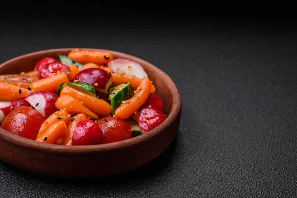 带有萝卜 西红柿 胡萝卜 香料和香草的美味新鲜多汁沙拉 背景为深色混凝土 — 图库照片