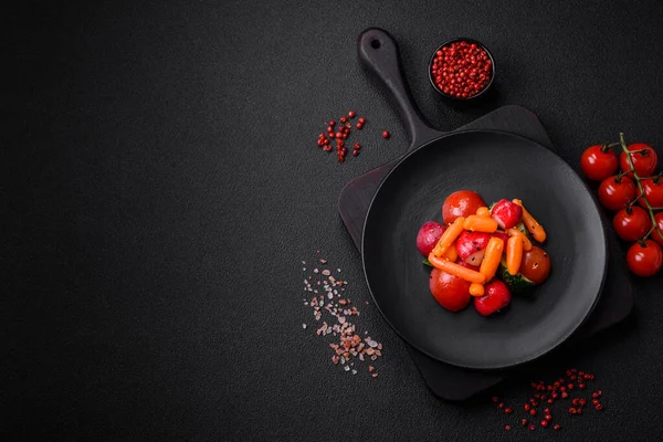 Läcker Färsk Saftig Sallad Med Rädisor Tomater Morötter Gurka Kryddor — Stockfoto