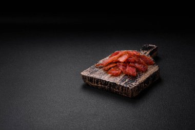 Lezzetli kurutulmuş dana eti ya da tuz, baharat ve çimento kaplı otlu hindi eti.