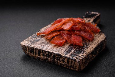 Lezzetli kurutulmuş dana eti ya da tuz, baharat ve çimento kaplı otlu hindi eti.