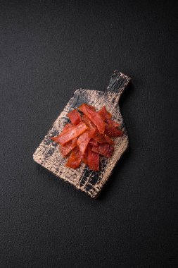 Lezzetli kurutulmuş dana eti ya da tuz, baharat ve çimento kaplı otlu hindi eti.