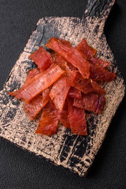 Lezzetli kurutulmuş dana eti ya da tuz, baharat ve çimento kaplı otlu hindi eti.