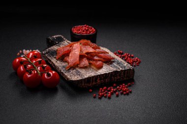 Lezzetli kurutulmuş dana eti ya da tuz, baharat ve çimento kaplı otlu hindi eti.