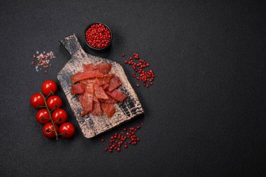 Lezzetli kurutulmuş dana eti ya da tuz, baharat ve çimento kaplı otlu hindi eti.