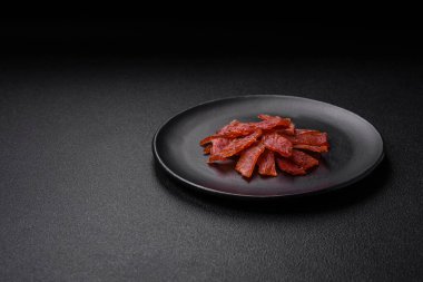 Lezzetli kurutulmuş dana eti ya da tuz, baharat ve çimento kaplı otlu hindi eti.