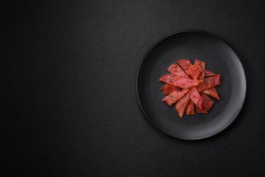 Lezzetli kurutulmuş dana eti ya da tuz, baharat ve çimento kaplı otlu hindi eti.