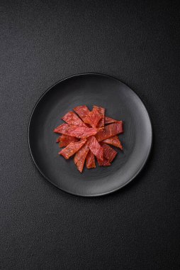 Lezzetli kurutulmuş dana eti ya da tuz, baharat ve çimento kaplı otlu hindi eti.