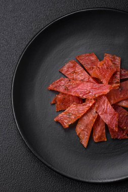 Lezzetli kurutulmuş dana eti ya da tuz, baharat ve çimento kaplı otlu hindi eti.