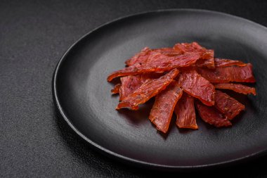 Lezzetli kurutulmuş dana eti ya da tuz, baharat ve çimento kaplı otlu hindi eti.