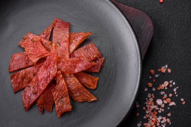 Lezzetli kurutulmuş dana eti ya da tuz, baharat ve çimento kaplı otlu hindi eti.