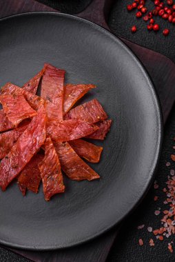 Lezzetli kurutulmuş dana eti ya da tuz, baharat ve çimento kaplı otlu hindi eti.