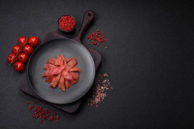 Lezzetli kurutulmuş dana eti ya da tuz, baharat ve çimento kaplı otlu hindi eti.