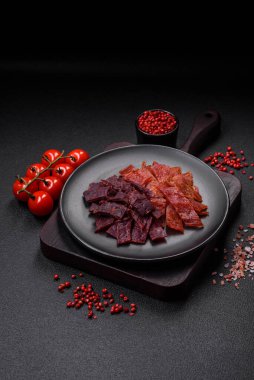 Lezzetli kurutulmuş dana eti ya da tuz, baharat ve çimento kaplı otlu hindi eti.