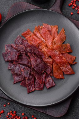 Lezzetli kurutulmuş dana eti ya da tuz, baharat ve çimento kaplı otlu hindi eti.