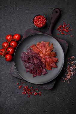 Lezzetli kurutulmuş dana eti ya da tuz, baharat ve çimento kaplı otlu hindi eti.