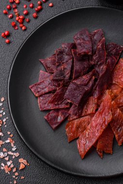 Lezzetli kurutulmuş dana eti ya da tuz, baharat ve çimento kaplı otlu hindi eti.