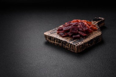 Lezzetli kurutulmuş dana eti ya da tuz, baharat ve çimento kaplı otlu hindi eti.