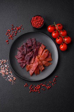 Lezzetli kurutulmuş dana eti ya da tuz, baharat ve çimento kaplı otlu hindi eti.