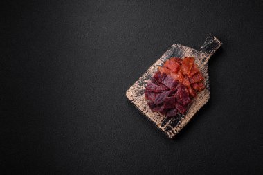 Lezzetli kurutulmuş dana eti ya da tuz, baharat ve çimento kaplı otlu hindi eti.