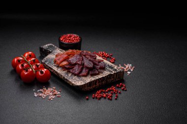 Lezzetli kurutulmuş dana eti ya da tuz, baharat ve çimento kaplı otlu hindi eti.